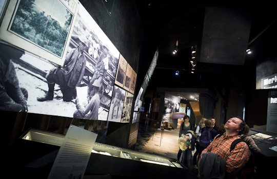 Embark on a journey through our thoughtfully designed museum exhibition, delving into the experiences of Chinese labourers during WW1. Design by Studio Königshausen for Flanders Fields Museum Ypres.